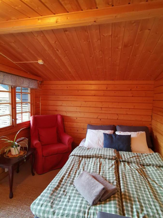 Timber Cottages With Jacuzzi And Sauna Near Lake Vaenern Карлстад Екстер'єр фото