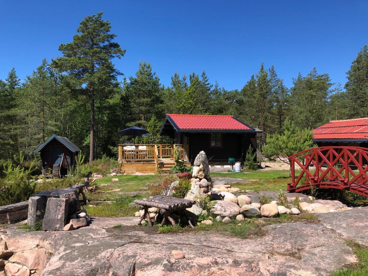 Timber Cottages With Jacuzzi And Sauna Near Lake Vaenern Карлстад Екстер'єр фото