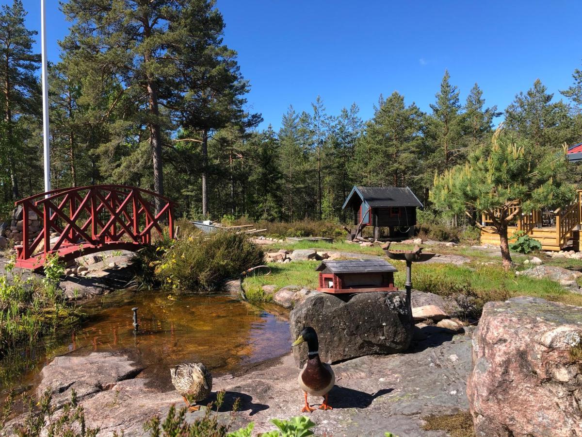 Timber Cottages With Jacuzzi And Sauna Near Lake Vaenern Карлстад Екстер'єр фото