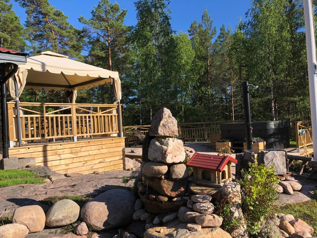 Timber Cottages With Jacuzzi And Sauna Near Lake Vaenern Карлстад Екстер'єр фото