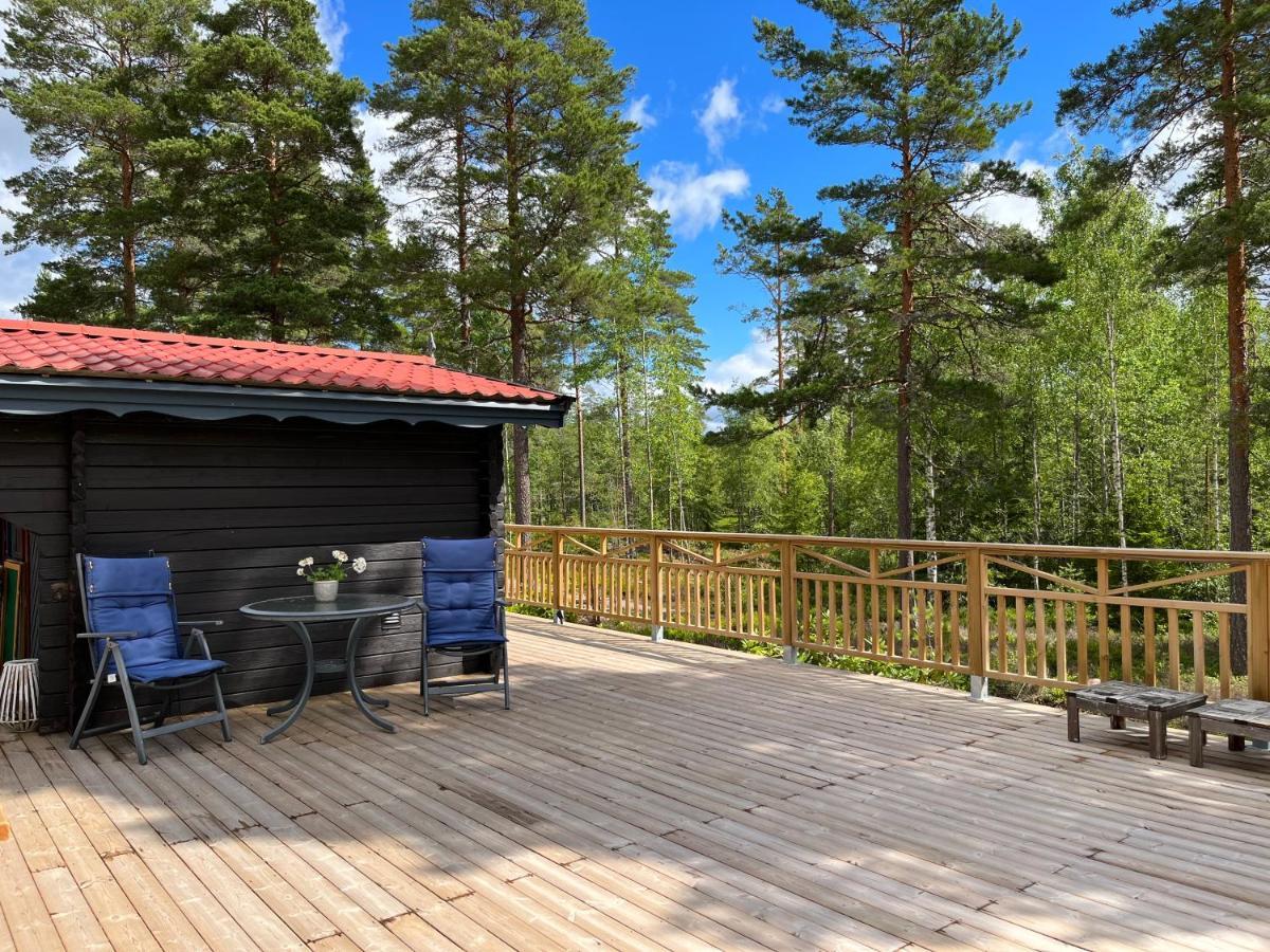 Timber Cottages With Jacuzzi And Sauna Near Lake Vaenern Карлстад Екстер'єр фото