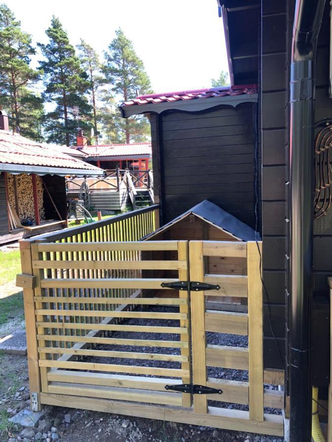 Timber Cottages With Jacuzzi And Sauna Near Lake Vaenern Карлстад Екстер'єр фото