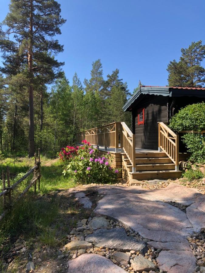 Timber Cottages With Jacuzzi And Sauna Near Lake Vaenern Карлстад Екстер'єр фото