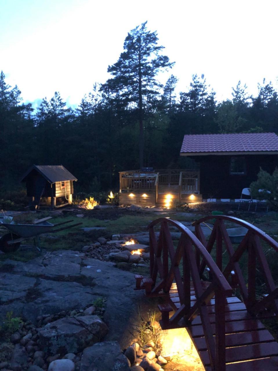 Timber Cottages With Jacuzzi And Sauna Near Lake Vaenern Карлстад Екстер'єр фото